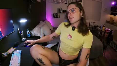 Snapshot of cutiepiescarlett chatting on June 18, 3:40 am cutiepiescarlett online show from June 18, 3:40 am
