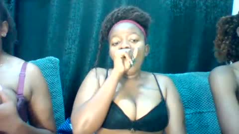 Snapshot of cuvy_babe chatting on July 15, 4:07 am cuvy_babe online show from July 15, 4:07 am