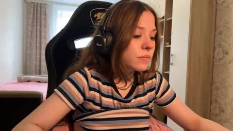 cyber_shawty online show from April 18, 1:59 pm