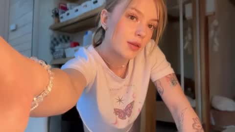 Im Emi streaming with my friend Reyna today online show from April 24, 3:36 pm