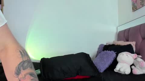 Snapshot of cynthiaa33 chatting on December 6, 10:41 pm cynthiaa33 online show from December 6, 10:41 pm