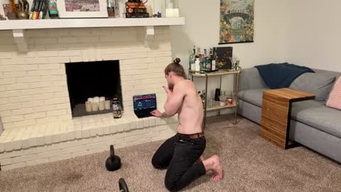 Snapshot of daddydaydrinkz chatting on December 3, 7:43 am DaddydayDrinkz online show from December 3, 7:43 am