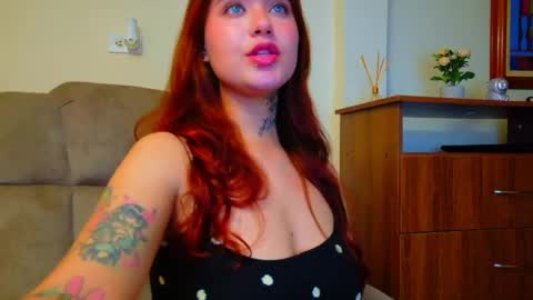 Snapshot of daddys_little_secrett chatting on May 18, 1:02 am Valen online show from May 18, 1:02 am