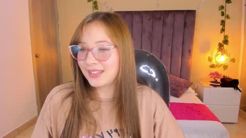 Snapshot of dahlia_rousse chatting on November 8, 1:39 am Dahlia online show from November 8, 1:39 am