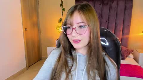 Snapshot of dahlia_rousse chatting on December 4, 6:34 am Dahlia online show from December 4, 6:34 am