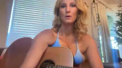 Daisy137 online show from December 5, 3:20 pm