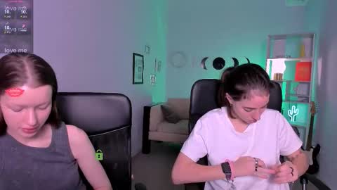 Snapshot of daisy_baby_ chatting on December 3, 8:18 pm daisy online show from December 3, 8:18 pm