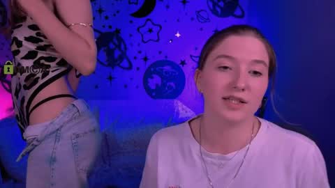Little Di online show from May 17, 4:32 am