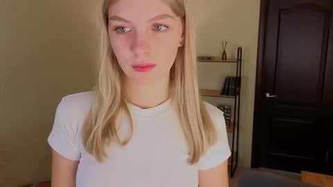 Snapshot of daisy_ward chatting on October 25, 7:49 am Alice online show from October 25, 7:49 am