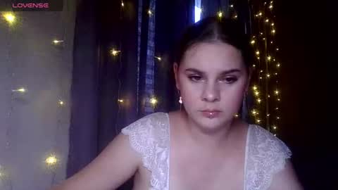 Snapshot of dakota_charm_ chatting on June 24, 1:43 pm Dakota online show from June 24, 1:43 pm