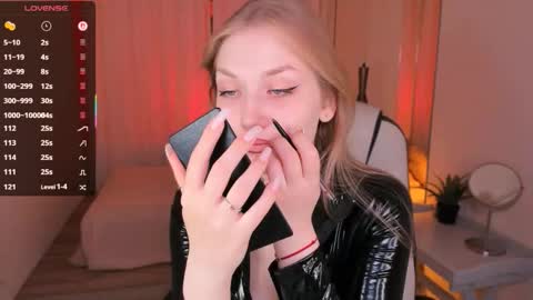 Snapshot of dakotamabs chatting on October 26, 6:41 am Dakota online show from October 26, 6:41 am