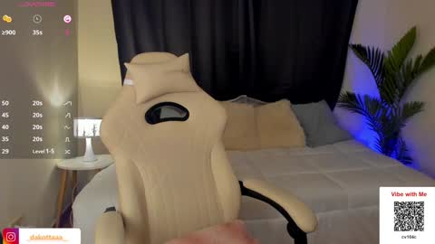 Snapshot of dakottaa__ chatting on December 22, 1:45 am dakottaa__ online show from December 22, 1:45 am