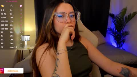 dakottaa__ online show from December 4, 11:57 pm