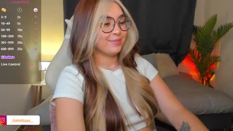 dakottaa__ online show from April 22, 1:30 am