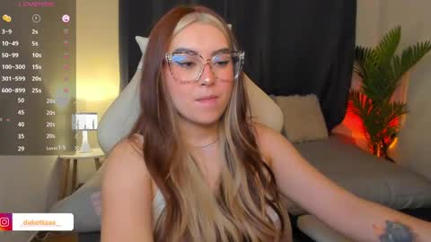 dakottaa__ online show from April 23, 12:01 am