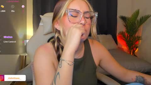 Snapshot of dakottaa__ chatting on April 30, 1:45 am dakottaa__ online show from April 30, 1:45 am