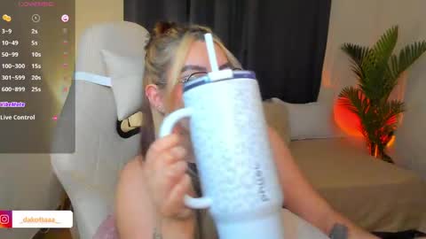 Snapshot of dakottaa__ chatting on May 27, 1:57 am dakottaa__ online show from May 27, 1:57 am