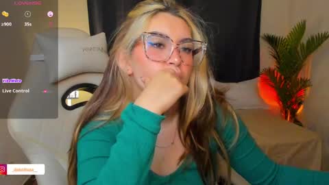 Snapshot of dakottaa__ chatting on June 6, 12:16 am dakottaa__ online show from June 6, 12:16 am