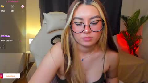 dakottaa__ online show from July 2, 3:23 am
