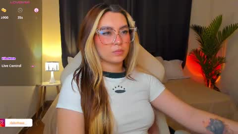 dakottaa__ online show from July 24, 12:08 am
