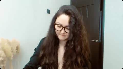 Snapshot of dalidayes chatting on December 21, 3:57 am Dali online show from December 21, 3:57 am