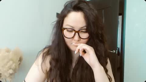 Snapshot of dalidayes chatting on February 7, 5:11 am Dali online show from February 7, 5:11 am