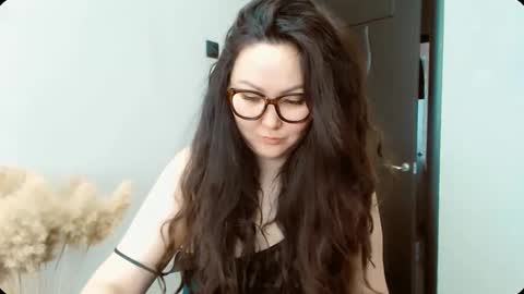 Snapshot of dalidayes chatting on March 5, 5:58 am Dali online show from March 5, 5:58 am