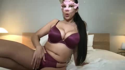 Snapshot of damiralux chatting on January 19, 4:22 am Damira Lux online show from January 19, 4:22 am