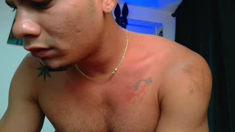 Snapshot of damonblackj chatting on February 19, 11:56 pm Damon online show from February 19, 11:56 pm