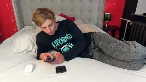 Snapshot of damonlux chatting on June 21, 8:33 pm Damon online show from June 21, 8:33 pm