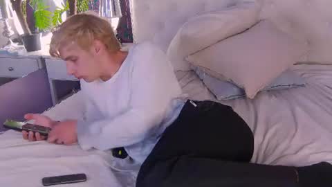 Snapshot of damonlux chatting on July 3, 7:42 pm Damon online show from July 3, 7:42 pm