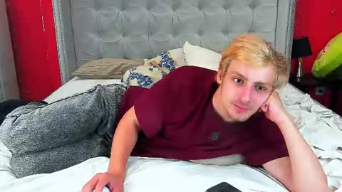 Snapshot of damonlux chatting on July 17, 9:41 pm Damon online show from July 17, 9:41 pm