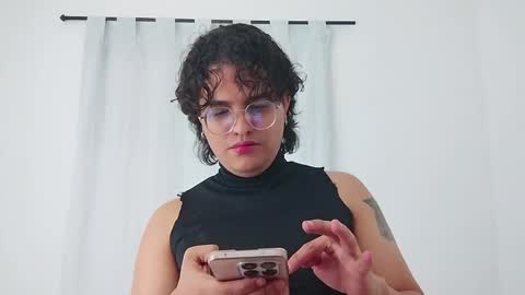 Snapshot of dan_blous chatting on February 10, 2:04 am Diane Blosson online show from February 10, 2:04 am