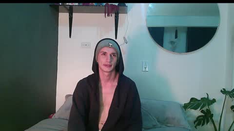 Snapshot of dan_yagami chatting on January 27, 12:54 am Dan and Noah online show from January 27, 12:54 am