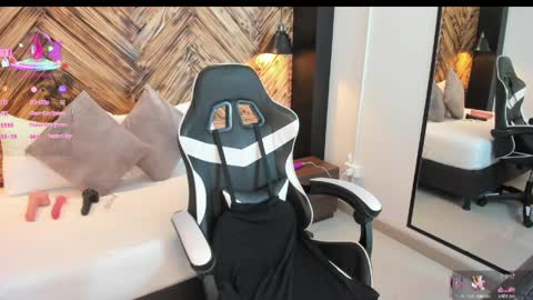 D A N A  online show from March 30, 2:18 pm