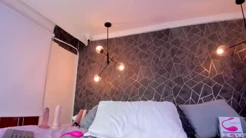 Snapshot of danaandthamaraangels chatting on October 31, 9:43 am online show from October 31, 9:43 am