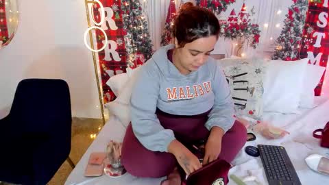 Snapshot of danaferluccio chatting on December 5, 6:26 pm danaferluccio online show from December 5, 6:26 pm