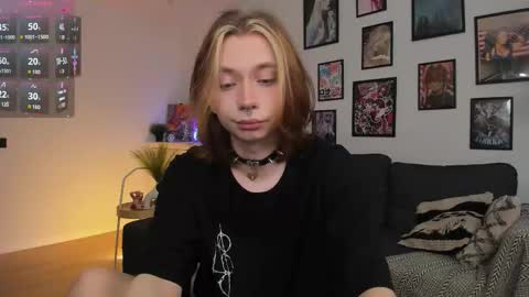 Snapshot of dani_mur chatting on December 2, 4:02 pm Daniel online show from December 2, 4:02 pm