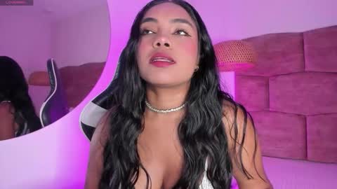 Snapshot of dani_velvet chatting on December 4, 2:43 am online show from December 4, 2:43 am