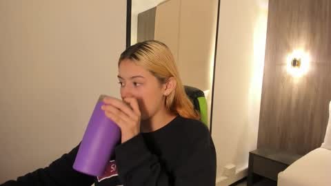 D A N I A online show from November 19, 11:54 am