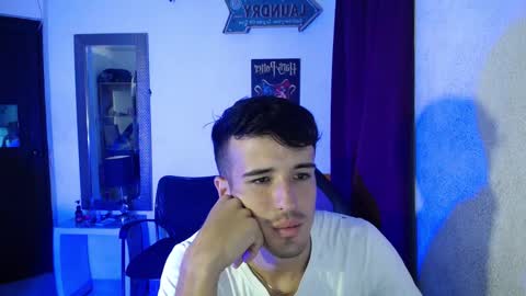 Snapshot of daniel_velez26 chatting on December 1, 1:32 am daniel_velez26 online show from December 1, 1:32 am