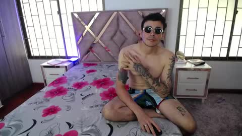 daniel_velez26 online show from May 11, 6:38 pm