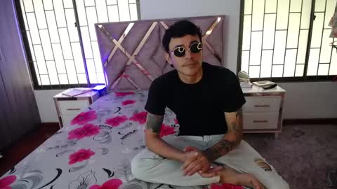 daniel_velez26 online show from May 12, 1:41 pm
