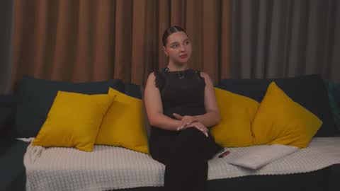 Hi my name is Daniela Im new here but I really like to chat online show from November 4, 6:07 pm