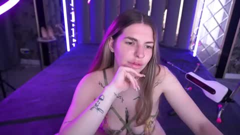 danielareign online show from June 2, 12:40 pm