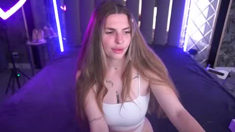 danielareign online show from June 14, 7:05 pm