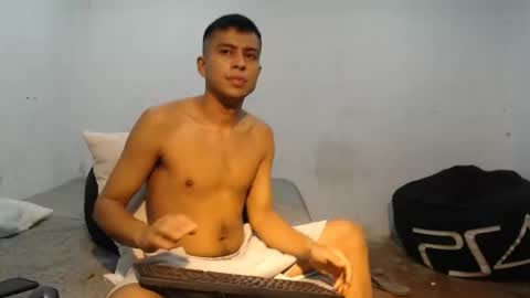 Snapshot of danielitopapii chatting on December 6, 12:38 pm danielitopapii online show from December 6, 12:38 pm