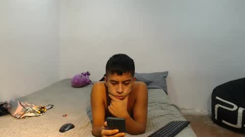 Snapshot of danielitopapii chatting on February 5, 12:53 am danielitopapii online show from February 5, 12:53 am