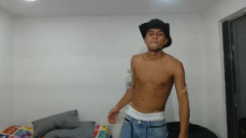 Snapshot of danielitopapii chatting on February 13, 12:13 am danielitopapii online show from February 13, 12:13 am