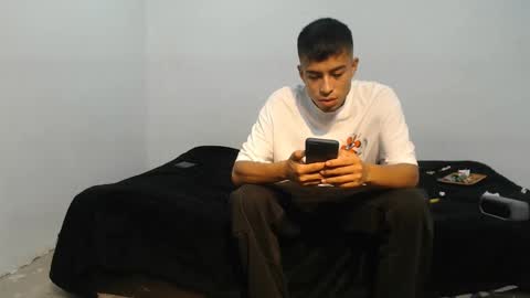 Snapshot of danielitopapii chatting on February 21, 1:33 pm danielitopapii online show from February 21, 1:33 pm